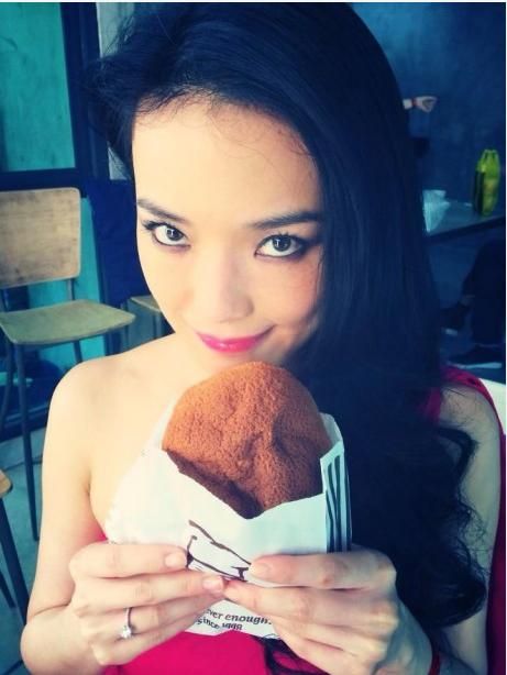 舒淇曬鴿子蛋戒指。