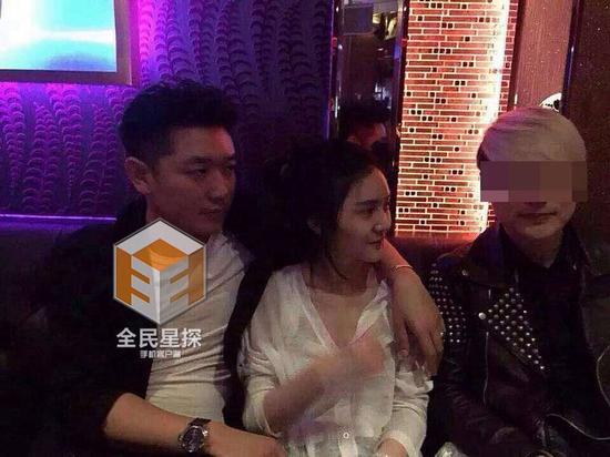 田源摟著激吻門(mén)女主，自稱(chēng)是在勸架