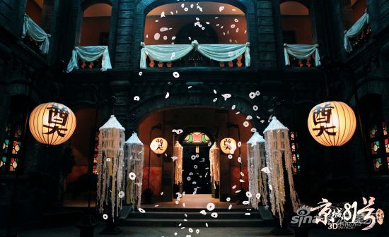 冥婚當(dāng)夜，霍家大院招魂幡隨風(fēng)擺動(dòng)，漫天冥幣飛舞