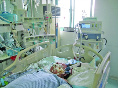 每天愛豪飲的廚師把自己喝成“牛奶血”了。