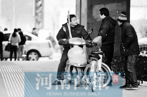 想讓農(nóng)民工安定下來，城市要給他們相應(yīng)的福利待遇，還有家的感覺