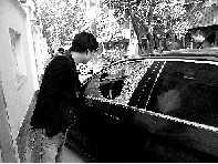 有個人晃了一圈后，寶馬、現(xiàn)代、越野的車窗都“長”出大窟窿