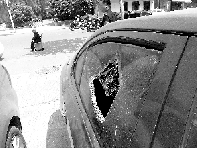 有個人晃了一圈后，寶馬、現(xiàn)代、越野的車窗都“長”出大窟窿