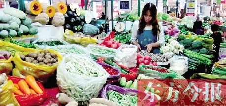 　　隨著氣溫升高，蔬菜供應(yīng)量增加，近期我省菜價(jià)呈現(xiàn)穩(wěn)中下降趨勢(shì)