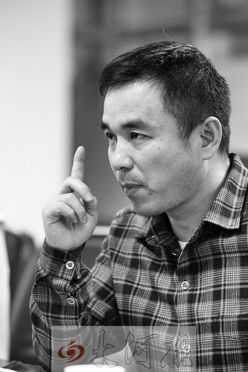 楊建軍接受本報(bào)記者采訪 楊建軍接受本報(bào)記者采訪