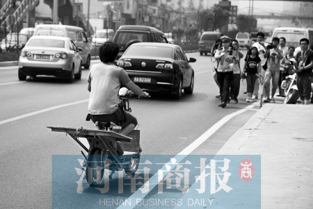 剛駛出隧道口，騎電動車的他被交警攔下 邱曉峰/攝