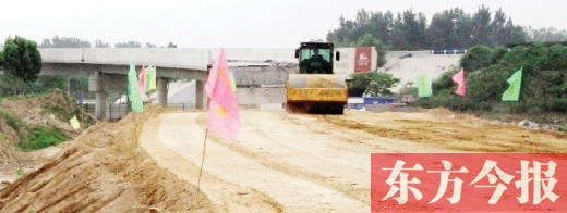 　昨日，正在施工中的鄭州市文化路與連霍高速互通式立交