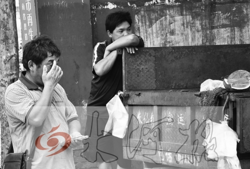 　拿著錢，陳小立感動得哭了。