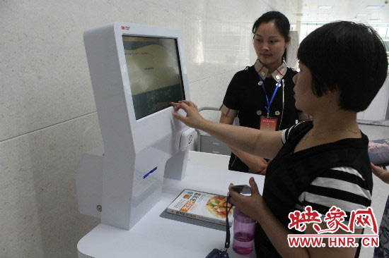 市民使用智能借書終端 市民使用智能借書終端