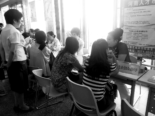 招聘會(huì)，導(dǎo)師團(tuán)正與大學(xué)生面對(duì)面交談。
