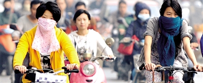 10月8日，鄭州市民遮擋口鼻騎行。 新華社發(fā)