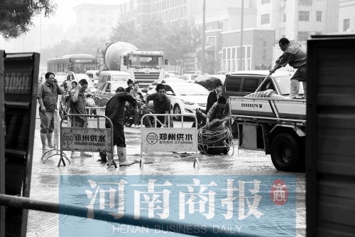 工作人員正在搶修，預(yù)計(jì)今晚能恢復(fù)供水