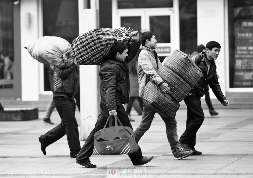 鄭州火車站廣場，行色匆匆的趕路人。