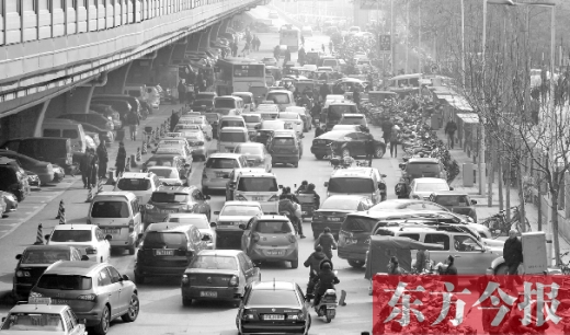 鄭大一附院北門的馬路被非機(jī)動(dòng)車占去一條車道，這里也極易造成交通擁堵