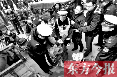 面對(duì)要暫扣的非機(jī)動(dòng)車，看車人急了