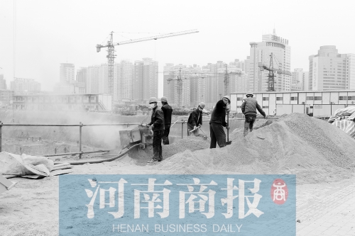 緯二路與東明路交叉口附近，一處工地上塵土飛揚(yáng) 記者 鄧萬里/攝