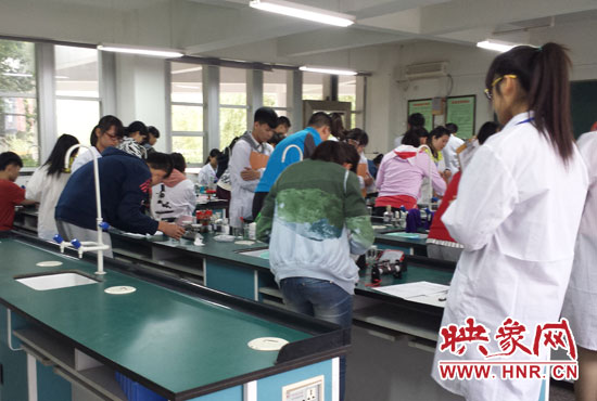 考試采用“一對一”的監(jiān)考方式。