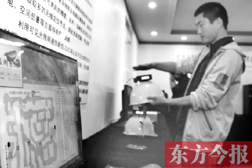可見(jiàn)光通信技術(shù)應(yīng)用展示會(huì)上，參觀者體驗(yàn)新技術(shù)在采礦工具上的應(yīng)用