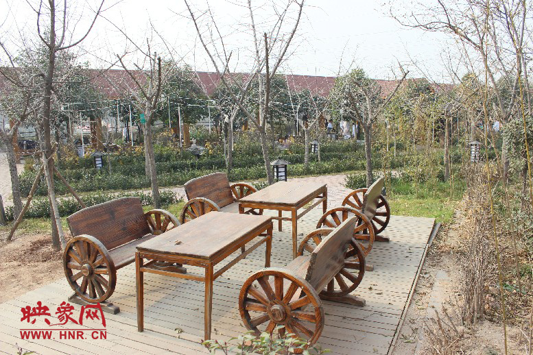 四五成群在這打牌，也是很有味道的一件事