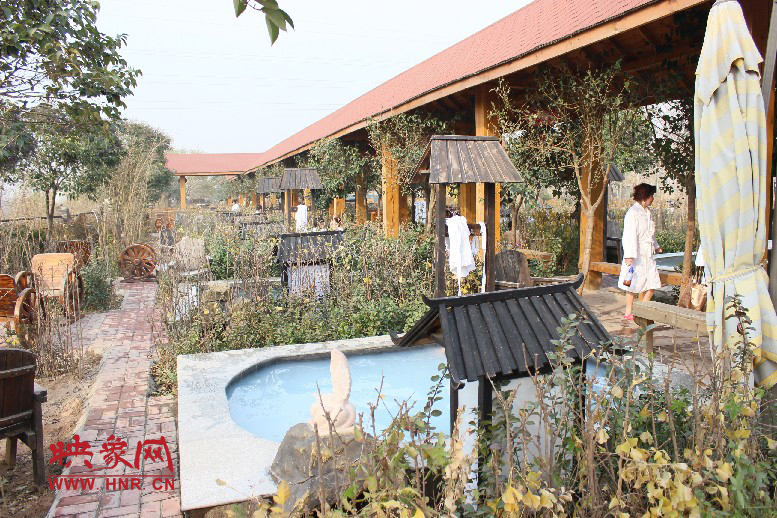 各種小溫泉池，溫度有高有低，每個(gè)池用料不同有各種功效