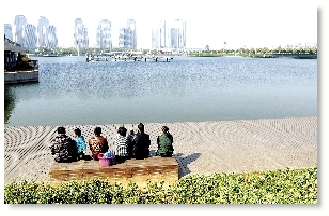 昨天中午，如意湖畔，在這樣的天氣曬太陽(yáng)是一種享受。 記者 馬健 圖