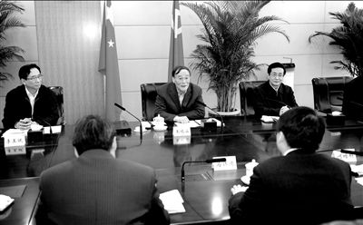 11月30日，中共中央政治局常委、中央紀委書記王岐山在北京主持召開座談會，聽取專家學者對黨風廉政建設和反腐敗工作的意見和建議。新華社發(fā)