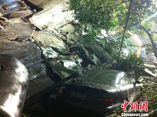 六層民房倒塌現(xiàn)場。何蔣勇　攝