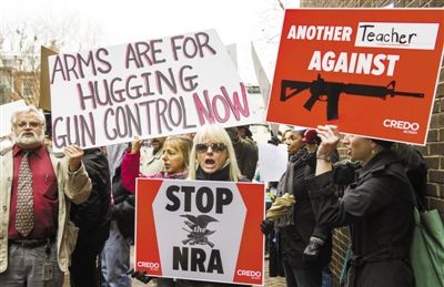 12月17日，華盛頓，示威者來到美國“全國槍支協(xié)會(huì)”在國會(huì)的說客辦公室表達(dá)控制槍支的訴求。