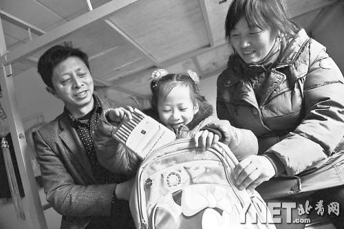 這是范勇一家在北京過得第二個(gè)春節(jié)，小女兒給記者展示習(xí)總書記送的書。