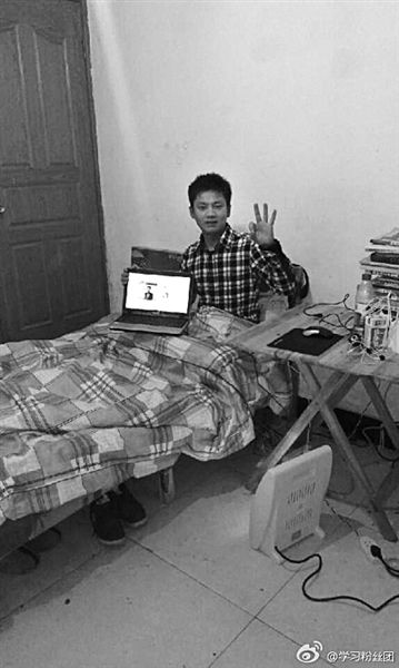 張洪銘在微博上發(fā)了張照片。照片顯示，他居住的屋子主要有一床一桌，寒冬里以電暖器取暖。