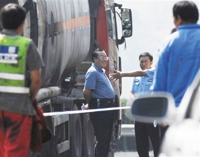 陜西“表哥”楊達(dá)才在車禍現(xiàn)場。資料圖