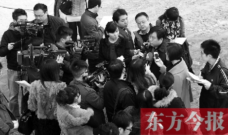 經(jīng)適房“下課”，公租房的申請、租金等備受關(guān)注，圖為鄭州市房管局規(guī)劃和住房保障處處長馮榮智被媒體記者“