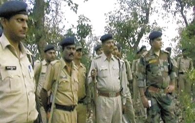 電視畫面顯示，大量警察在案發(fā)地搜查疑犯。