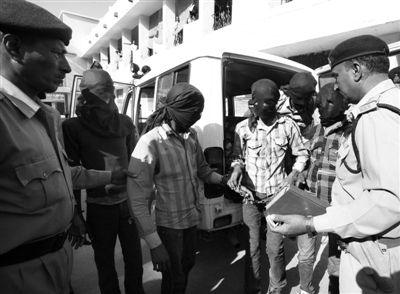 3月18日，印度中央邦，涉嫌輪奸瑞士女游客的男子被押往法庭。據(jù)悉，6名男子均面臨搶劫指控，其中4人面臨強(qiáng)奸指控。