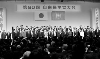 3月17日，日本自民黨黨員在東京出席自民黨年度大會。新華社發(fā)