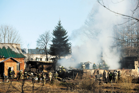 4月26日，俄羅斯救援人員在莫斯科州德米特羅夫區(qū)拉緬斯基村發(fā)生火災(zāi)的精神病院滅火。　　IC供圖