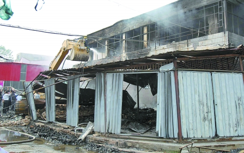 大火燒了近4個小時，中牟縣貿(mào)易區(qū)被燒得面目全非。