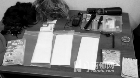 在福格爾身上發(fā)現(xiàn)的技術(shù)裝備和易容用具。