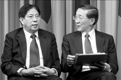 昨天凌晨,菲駐臺北馬尼拉經(jīng)濟文化辦事處代表白熙禮(左)與臺灣外事部門負責人林永樂在臺北共同舉行記者會。圖/CFP