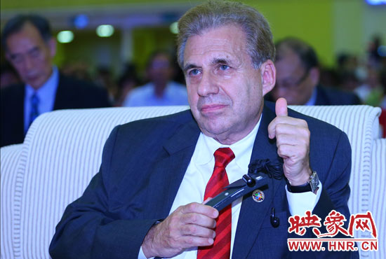 聽到關(guān)于鄭州航空港經(jīng)濟(jì)綜合實(shí)驗(yàn)區(qū)的介紹，約翰.卡薩達(dá)博士豎起了大拇指