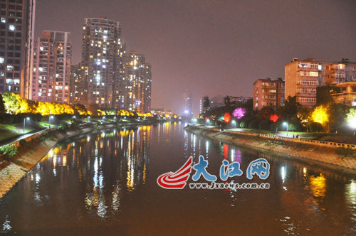 夜幕下的玉帶河，風(fēng)景很好，但是臭氣熏天。