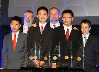 孫嘯秋(右二)與獲得團(tuán)體組冠軍的隊友任昊淼(前左一)、林浩然(前左二)、Matthew Lipman