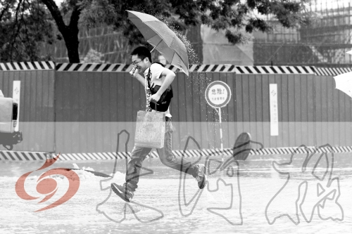 鄭州經(jīng)三路與北環(huán)交叉口處，積水較深，行人們不得不“練輕功”。 記者 白周峰 攝影