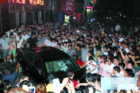 濟源“本田女”擦碰后稱后臺硬 濟源“本田女”擦碰后稱后臺硬