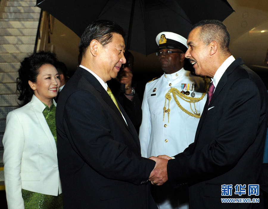 特立尼達和多巴哥總統(tǒng)卡莫納夫婦、總理比塞薩爾等到機場迎接習近平和夫人彭麗媛。饒愛民 攝