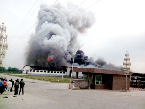 現(xiàn)場濃煙滾滾。