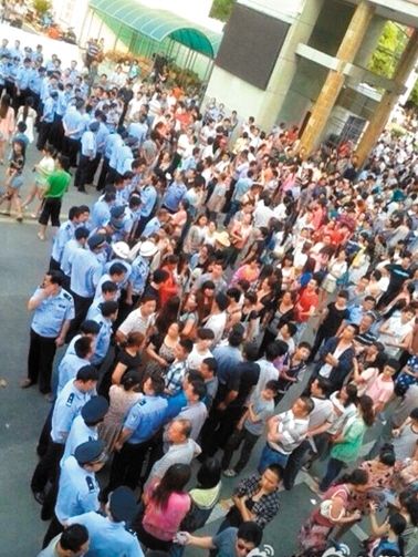 　考生家長圍堵在考點門口。 網(wǎng)絡(luò)截圖