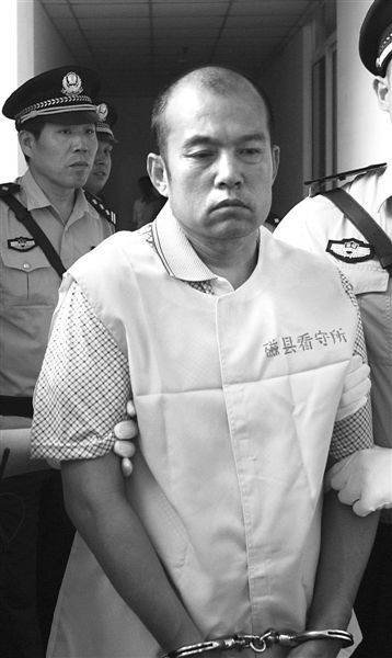 王書(shū)金前日被帶往邯鄲中院受審。 新華社發(fā)