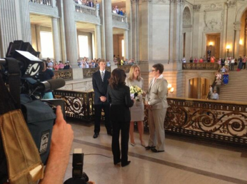 同性伴侶斯蒂爾和克里斯汀在舊金山市政廳舉行婚禮，這是自2008年加州8號提案通過以來，加州的首場同性婚禮。