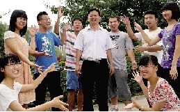 同學(xué)們用手臂連成光環(huán)，把班主任老師圍起來，表達(dá)對(duì)他的敬意和謝意。